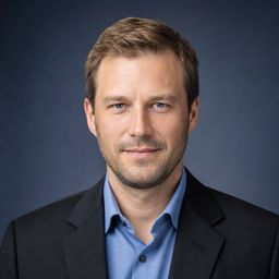 Portrait des Krypto-Casino-Analysten Hendrik Vollmering vor neutralem Studiohintergrund